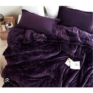 BELLA NOTTE VELVET BEDSPREAD AND PILLOWS